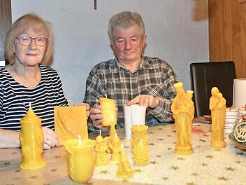 Hobby-Imker und Bastler Hans Ludwig zeigt mit Ehefrau Elvira einen kleinen Ausschnitt seiner Wachsfiguren und zerlegt dabei eine Kerzenform. Die Ehefrau zeigt ein Wachsmodell der "betende Hände" von Albrecht Dürer.  Foto: K.- H. Hofmann