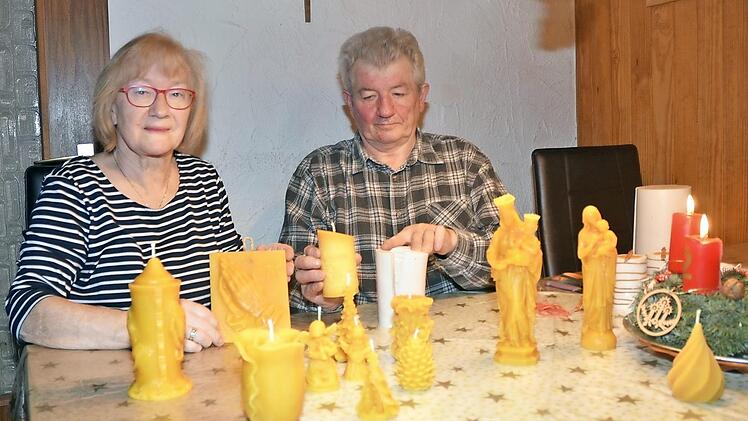Hobby-Imker und Bastler Hans Ludwig zeigt mit Ehefrau Elvira einen kleinen Ausschnitt seiner Wachsfiguren und zerlegt dabei eine Kerzenform. Die Ehefrau zeigt ein Wachsmodell der "betende Hände" von Albrecht Dürer.  Foto: K.- H. Hofmann