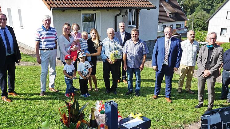 Zahlreiche Gratulanten konnte Andreas Schmidt (Mitte) zu seinem Geburtstag begrüßen.  Foto: Bruno Preißinger