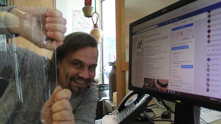 Mario Kragler kommt für ein Gute-Laune-Foto glatt mal kurz hinter der Scheibe hervor. Der Büroleiter des Reisebüros weiß von 1801 Facebook-Kontakten, denen die Flohmarkt-Aktion mitgeteilt wurde. Das Ergebnis: positiv.