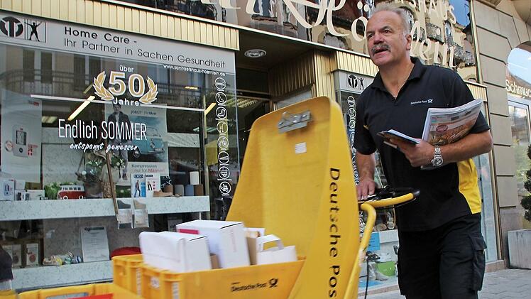 Stefan Matthes war zehn Jahre zu Fuß in der Innenstadt als Postbote unterwegs. Am 30. September geht er in Ruhestand.