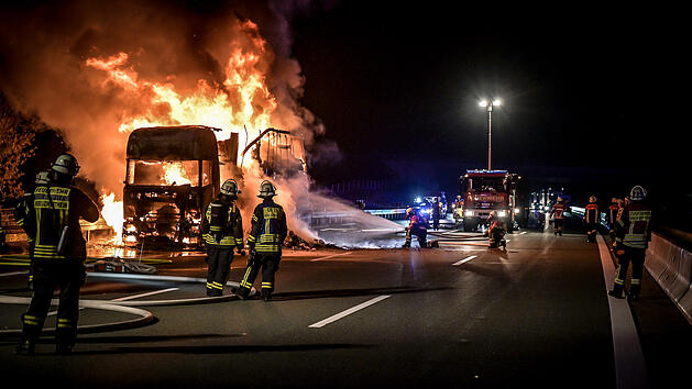 A3 bei Marktheidenfeld: Lastwagen brennt lichterloh - Vollsperrung bis Mittag