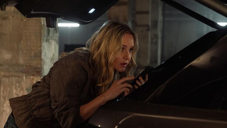 Vernaus Kanzleikollegin Marie-Luise Hoffmann (Stefanie Stappenbeck) begibt sich in heikle Situationen.