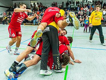 Die Spieler des HSC Bad Neustadt feiern nach dem Schlusspfiff ihren 14. Sieg im 14. Spiel. Foto: as