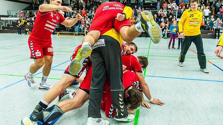 Die Spieler des HSC Bad Neustadt feiern nach dem Schlusspfiff ihren 14. Sieg im 14. Spiel. Foto: as