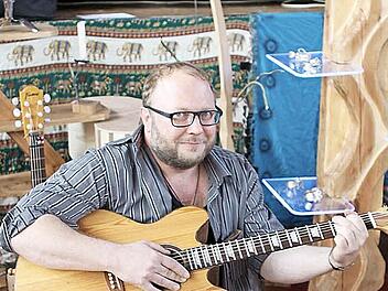 Markus Kuhnlein gilt in Steinwiesen als Naturtalent, was die Herstellung von Gebrauchsgegenständen aller Art betrifft. Mittlerweile hat er bereits drei Gitarren selbst gebaut und ist derzeit dabei, sich das Gitarrenspielen selbst anzueignen. Fotos: Michael Wunder