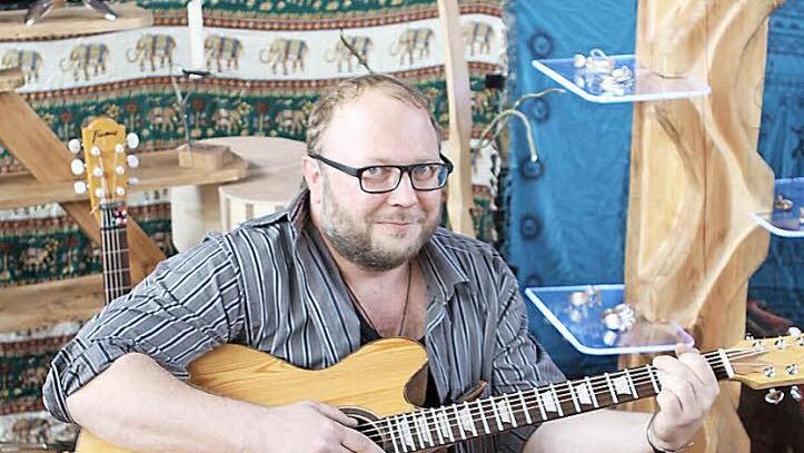 Markus Kuhnlein gilt in Steinwiesen als Naturtalent, was die Herstellung von Gebrauchsgegenständen aller Art betrifft. Mittlerweile hat er bereits drei Gitarren selbst gebaut und ist derzeit dabei, sich das Gitarrenspielen selbst anzueignen. Fotos: Michael Wunder