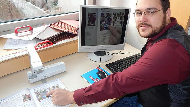 Sebastian Rüdiger veranschaulicht die Bedienung einer modernen Dokumentenkamera. Foto: Mona Lisa Eigenfeld