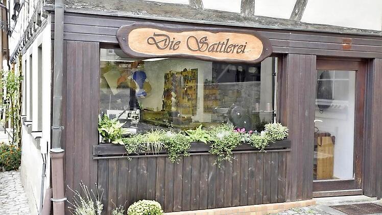 In Königsberg gibt es mit "Der Sattlerei" in der Kirchgasse eine besondere Werkstatt. Hier kann man der Meisterin bei der Arbeit zuschauen.