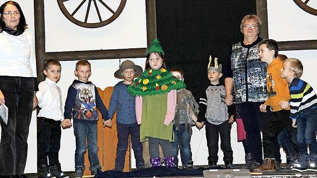 Mit ihrer Geschichte vom B&auml;umchen, das andere Bl&auml;tter haben wollte, &uuml;berraschte die Erz&auml;hl- und Vorlesegruppe des evangelischen Kindergartens "Kleine Welt" die Senioren. Foto: Alexandra Kemnitzer