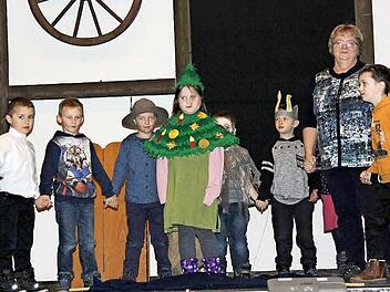 Mit ihrer Geschichte vom Bäumchen, das andere Blätter haben wollte, überraschte die Erzähl- und Vorlesegruppe des evangelischen Kindergartens "Kleine Welt" die Senioren. Foto: Alexandra Kemnitzer