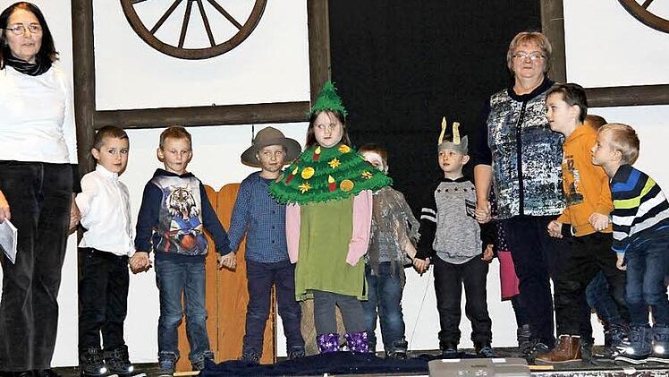 Mit ihrer Geschichte vom Bäumchen, das andere Blätter haben wollte, überraschte die Erzähl- und Vorlesegruppe des evangelischen Kindergartens "Kleine Welt" die Senioren. Foto: Alexandra Kemnitzer