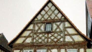 Eingang vorher/Eingang heuteBeim Vergleich der Fassade bei Erwerb des Anwesens...... mit dem heutigen Antlitz des Wohnhauses lässt sich der Kraftakt erahnen, der hinter Peter und Manuela Hofmann liegt.