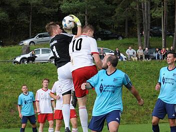Alles spricht über die bärenstarke Offensive des FC Westheim, aber in Obererthal überzeugte auch die Defensive. Auf unserem Bild packt FC-Keeper Pascal Kümmert ebenso energisch wie sicher zu gegen SVler EriK Widiker.ssp