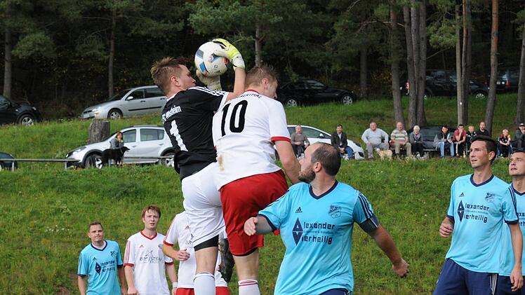 Alles spricht über die bärenstarke Offensive des FC Westheim, aber in Obererthal überzeugte auch die Defensive. Auf unserem Bild packt FC-Keeper Pascal Kümmert ebenso energisch wie sicher zu gegen SVler EriK Widiker.ssp