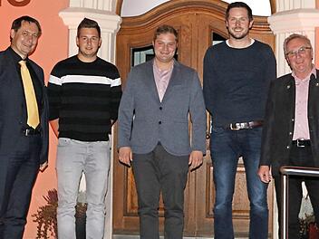 Der Musikverein Stadtsteinach hat gewählt. Im Bild (von rechts) der bisherige Vorsitzende Klaus Zahner, Schriftführer Andreas Stark, der neue Vorsitzende Marcel Ott sowie seine Stellvertreter Christian Witzgall und Roland Wolfrum, zugleich Bürgermeister Foto: Klaus Klaschka