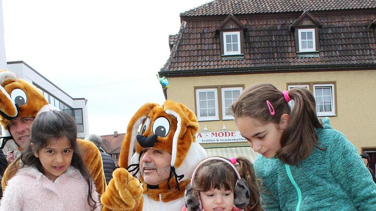 Stilecht die Osterhasen der Werbegemeinschaft Neustadt bei ihrer Osterhasen-Arbeit Foto: Manja von Nida