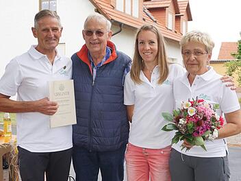 Claus Kleinhenz (links) wurde vom Vorsitzenden der Region Saale-Sinn mit dem goldenen Klubabzeichen des Rhönklubs geehrt. Ein Dank ging auch an Ehefrau Gisela Kleinhenz (rechts).  Die Vorsitzende des Rhönklub-Zweigvereins Walddörfer, Kathi Cavallo (3. von links) überbrachte den Blumengruß.  Marion Eckert