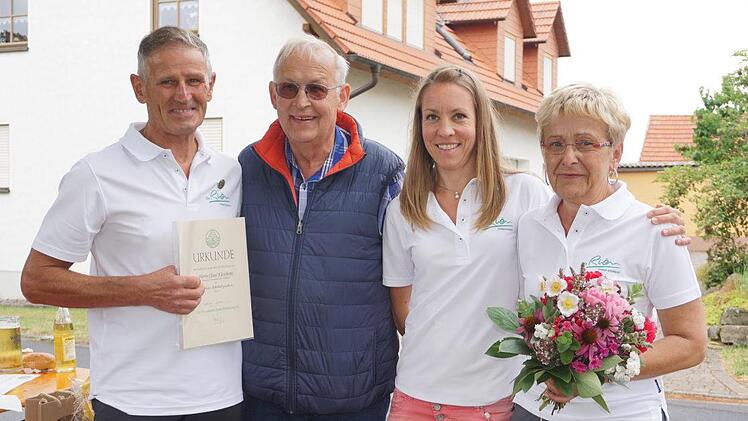Claus Kleinhenz (links) wurde vom Vorsitzenden der Region Saale-Sinn mit dem goldenen Klubabzeichen des Rhönklubs geehrt. Ein Dank ging auch an Ehefrau Gisela Kleinhenz (rechts).  Die Vorsitzende des Rhönklub-Zweigvereins Walddörfer, Kathi Cavallo (3. von links) überbrachte den Blumengruß.  Marion Eckert