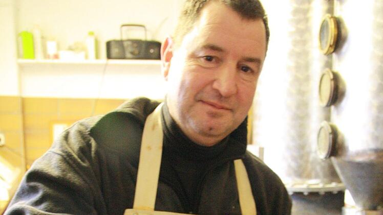 In der Brennstube kriegt man beim Atmen schon einen Seierer: Vater Thomas Hergenröder mit dem frischen Mirabellenschnaps. Foto: Susanne Will