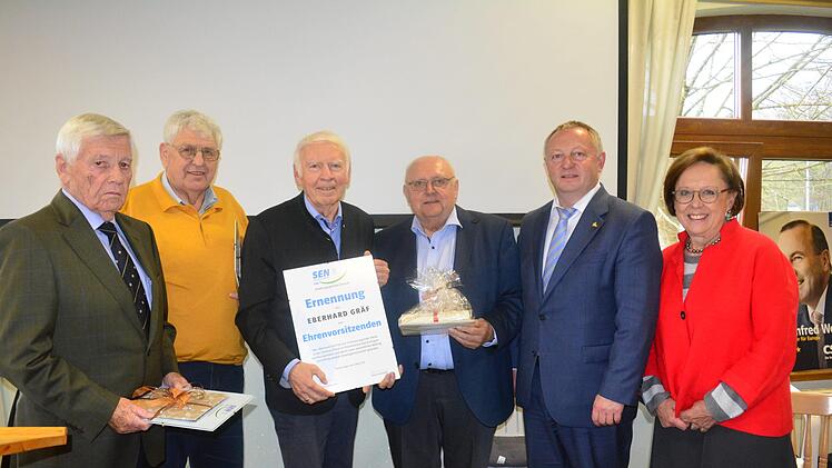 Siegfried Erhard, der neue SEN-Kreisvorsitzende (3. von rechts) gratuliert dem scheidenden Kreisvorsitzenden Eberhard Gr&auml;f (3. von links) zu seiner Wahl zum Ehrenvorsitzenden. Weitere Gratulanten waren Bezirksr&auml;tin Karin Renner (von rechts)             und Landrat Thomas Bold. Verabschiedet wurden die SEN-Vorstandsmitglieder Wolfgang Kr&uuml;ger (von links) und Herbert Huppmann. Foto: Arthur Stollberger