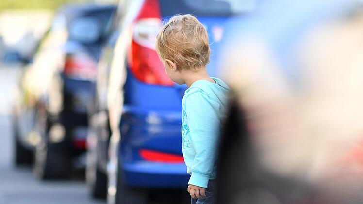 In Würzburg fuhr ein Mann einen siebenjährigen Jungen an. Anschließend beging er Unfallflucht. Symbolfoto: animaflora/AdobeStock