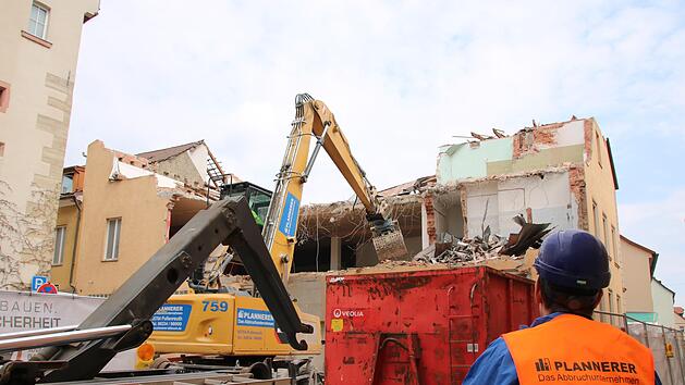Ein Bagger knabbert St&uuml;ck f&uuml;r St&uuml;ck den Dachstuhl, die Betondecken und W&auml;nde des ehemaligen Kaufhauses ab.