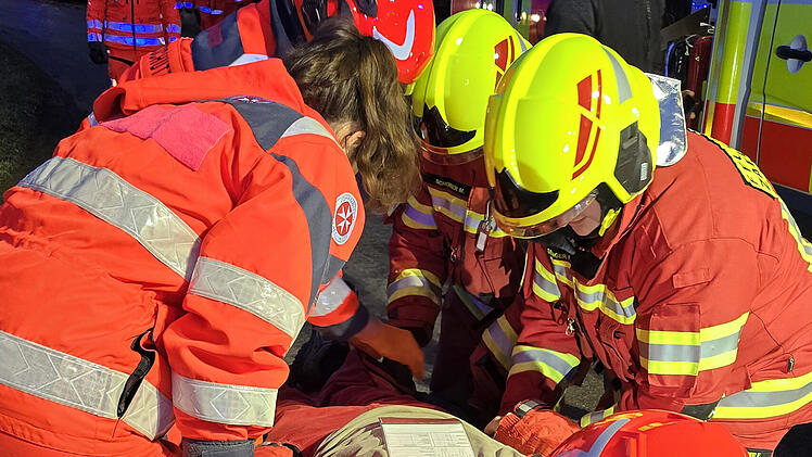 Rettungskräfte üben Einsatz bei schwerem Verkehrsunfall
