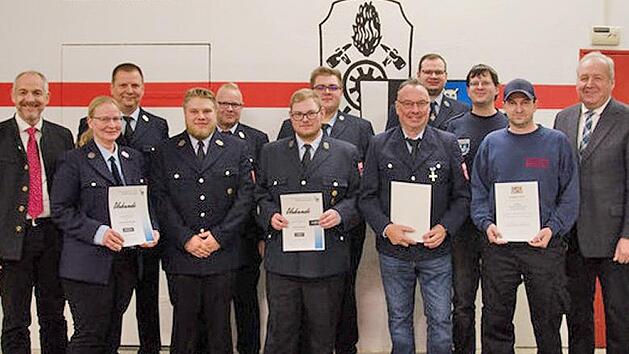 Gratulanten und Geehrte bei der Jahresversammlung der Feuerwehr Kasendorf (hinten von links): Stellvertretender Landrat J&ouml;rg Kunstmann, Kreisbrandrat Thomas Hofmann, 1. Kommandant Michael Gro&szlig;, 1. Vorsitzender Leon Kolb, Kai Wagner, Markus Zoike-H...
