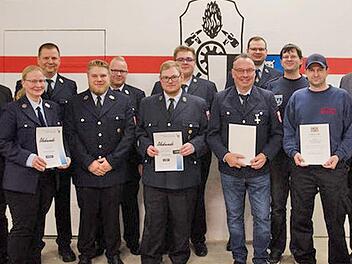 Gratulanten und Geehrte bei der Jahresversammlung der Feuerwehr Kasendorf (hinten von links): Stellvertretender Landrat Jörg Kunstmann, Kreisbrandrat Thomas Hofmann, 1. Kommandant Michael Groß, 1. Vorsitzender Leon Kolb, Kai Wagner, Markus Zoike-H...