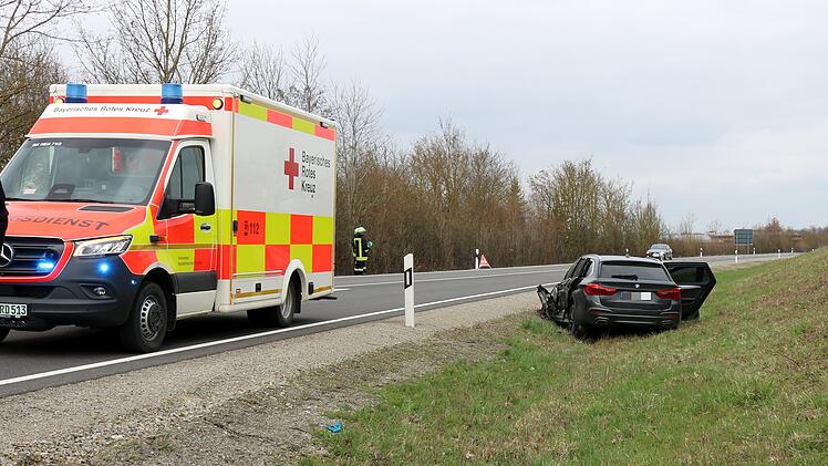 BMW-Crash auf B13: Abbiegefehler endet mit vier Verletzten