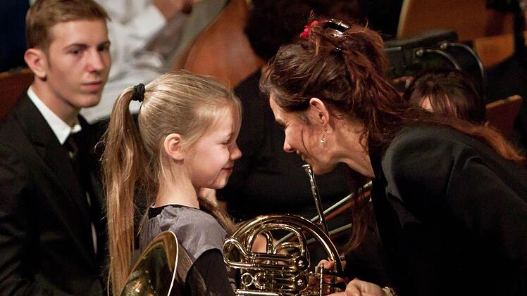 Anna-Sophie Brüning gratuliert der jungen Hornistin Sophia Reuter zu ihrer famosen Leistung.