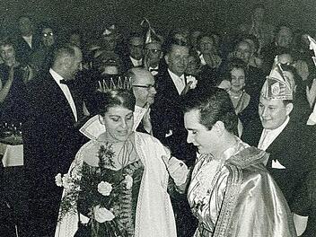 Prinz Gerwin Reh mit Prinzessin Inge Kudnik beim Einmarsch ins Schützenhaus Kronach. Seine Tollität war nach Art des Kölner Karnevals gekleidet.