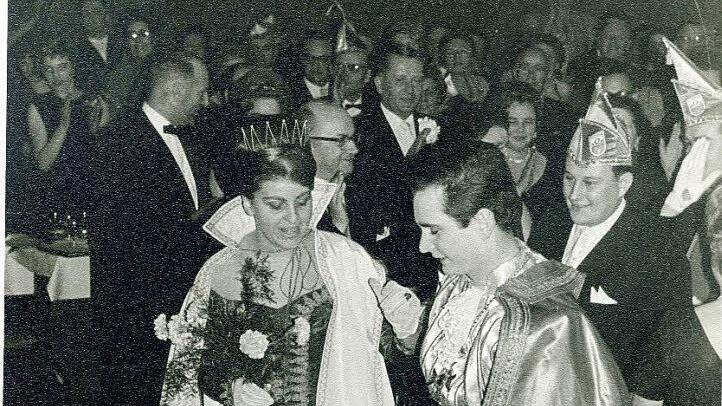 Prinz Gerwin Reh mit Prinzessin Inge Kudnik beim Einmarsch ins Schützenhaus Kronach. Seine Tollität war nach Art des Kölner Karnevals gekleidet.