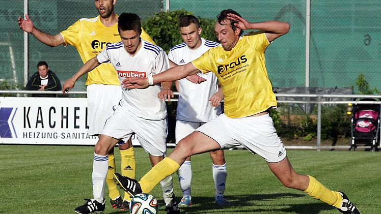 Mit seinem langen Bein erobert der Ebensfelder Matthias Vogt (rechts) den Ball vor dem Hirschaider Michal Mruk. Im Hintergrund beobachten Thomas Stölzel (links) und Fabian Nögel den Zweikampf. Foto: sportpress