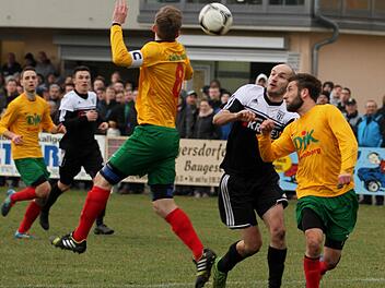 Der Sander Florian Gundelsheimer (2. von rechts) im Kopfballduell mit dem Bamberger Kapitän Roland Kropf (3.von links). Fotos: Günther Geiling