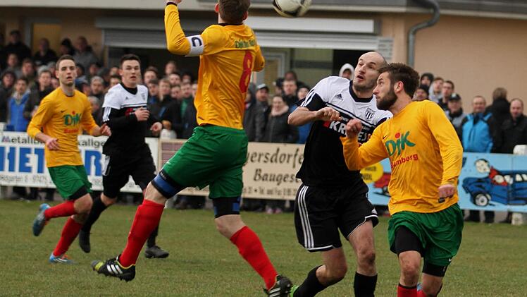Der Sander Florian Gundelsheimer (2. von rechts) im Kopfballduell mit dem Bamberger Kapitän Roland Kropf (3.von links). Fotos: Günther Geiling
