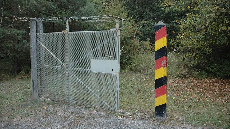 Diese "Grenzsteine" bei Ermershausen trennten bis 1990 die Bundesrepublik Deutschland und DDR. Heute gehören sie der Vergangenheit an. Foto: Schmidt