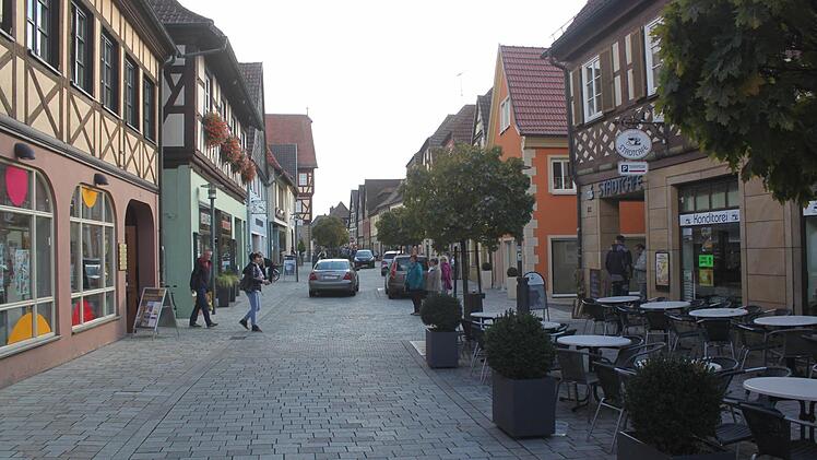 2016 ist der Straßenraum verändert, vor dem Café können Gäste sitzen. Foto: Matthias Einwag