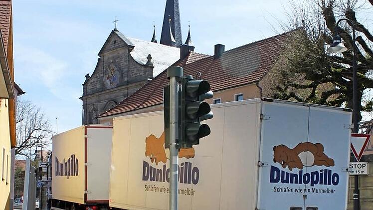 Testfahrt eines Lang-Lkw durch Kirchehrenbach Foto: Heinrich Kattenbeck