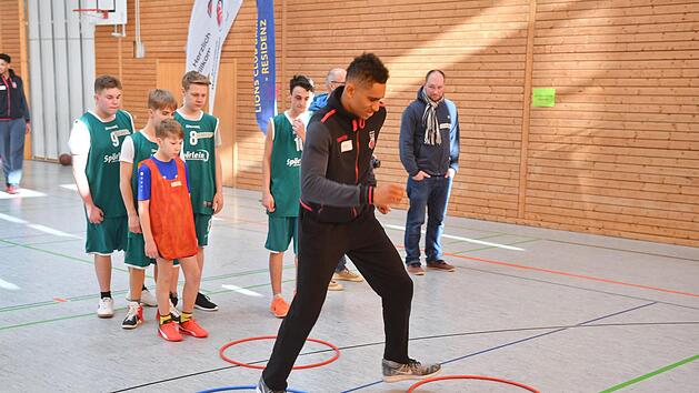 Aufmerksam verfolgen die Sch&uuml;ler jeden Schritt von Bambergs Aufbauspieler Maodo Lo.Foto: Ronald Rinklef
