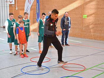 Aufmerksam verfolgen die Sch&uuml;ler jeden Schritt von Bambergs Aufbauspieler Maodo Lo.Foto: Ronald Rinklef