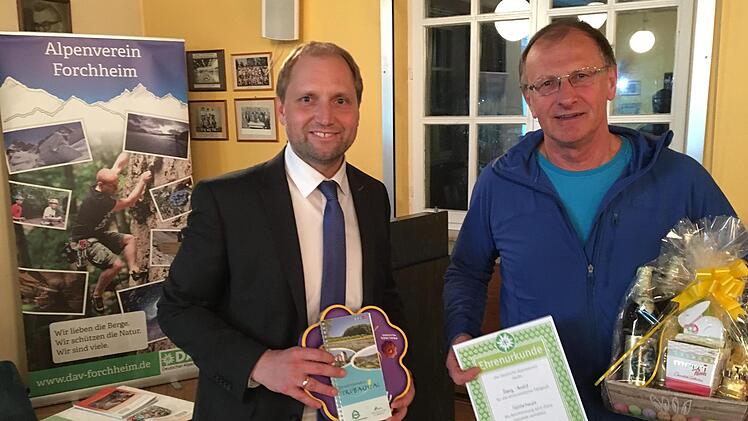 Vorsitzender Ulrich Sch&uuml;rr, (l.) dankt dem Felsbetreuer Heinz Arnold Foto: privat