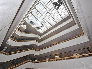 Blick vom Erdgeschoss im Atrium des Bürgerrathauses an der südlichen Promenade  hoch zum neu verglasten Dach.    Foto: Ronald Rinklef