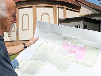Als Jahn-Vorstandsmitglied Hans Schneider genau vor einem Jahr diesen Plan für das neue Gelände im Forchheimer Norden präsentierte, hätte er nie gedacht, dass es wegen der Anpachtung von Landkreisflächen Probleme mit dem Förderantrag beim BLSV geben wird.  Foto: Archiv Oswald