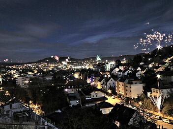 Silvesterraketen steigen über Bad Kissingen in den Nachthimmel. Foto: Benedikt Borst