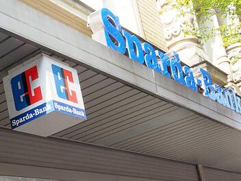 Die Zahl der Baufinanzierungen bei der Sparda-Bank steigt. Im vergangenen Geschäftsjahr konnte die Filiale in der Coburger Mohrenstraße ein gutes Ergebnis erzielen. Foto: Christoph Winter