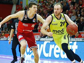 Bayreuths Bryce Alford enteilt in dieser Szene Gießens Alen Pjanic. Für einen Auswärtssieg von Medi Bayreuth reichte es trotz 93 Punkten aber nicht. Foto: Peter Kolb