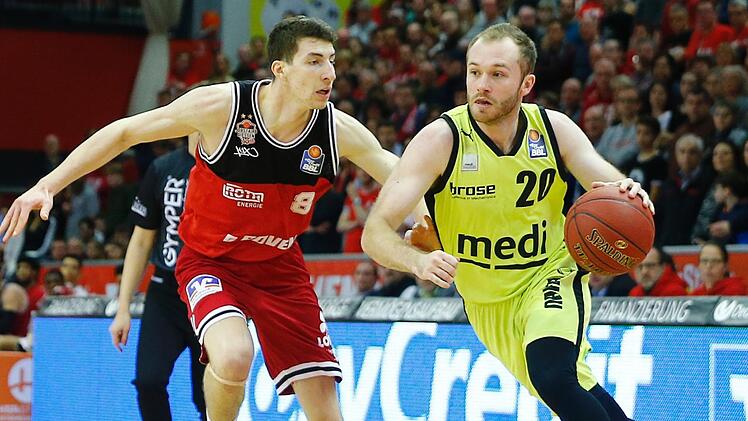Bayreuths Bryce Alford enteilt in dieser Szene Gießens Alen Pjanic. Für einen Auswärtssieg von Medi Bayreuth reichte es trotz 93 Punkten aber nicht. Foto: Peter Kolb
