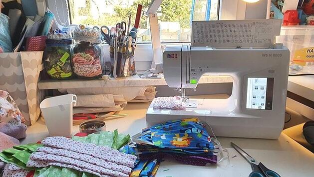 Durchschnittlich 35 Mundschutze nähen die beiden Frauen, die gleichzeitig ihre Kinder zuhause betreuen müssen,  jeweils am Tag. privat